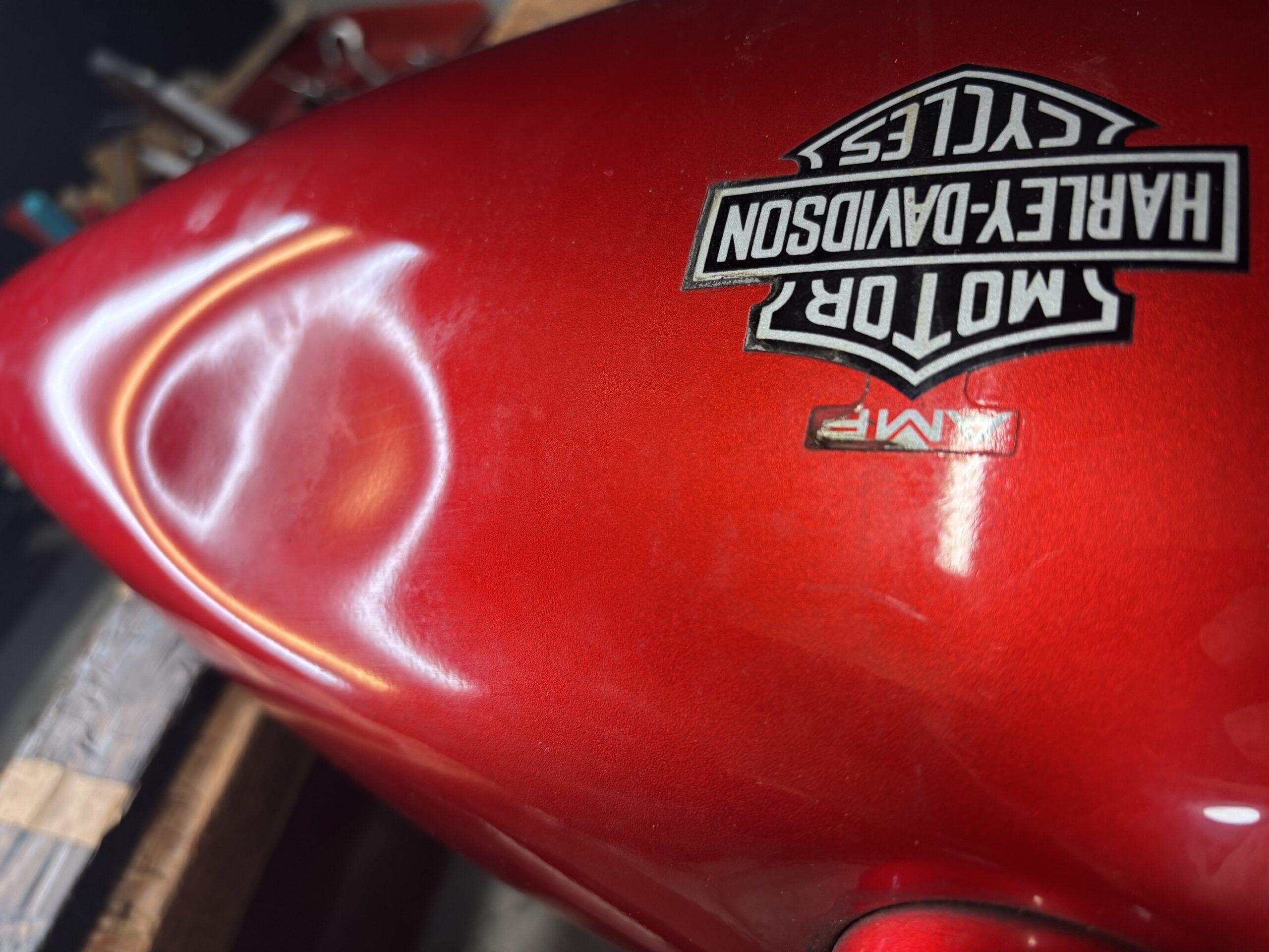 ハーレーダビットソン1980年FXWGのバイクタンクをデントリペアで凹み修理前