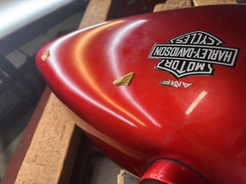 ハーレーダビットソン1980年FXWGのバイクタンクをデントリペアで凹み修理後