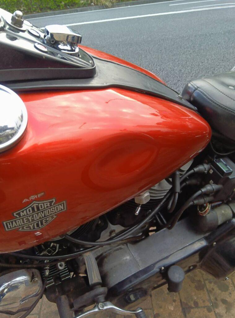ハーレーダビットソン1980年FXWGのバイクタンクをデントリペアで凹み修理前お客様の写真