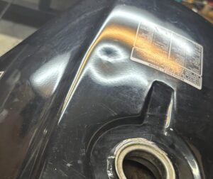 ホンダCX650Eのバイクタンクをデントリペアで凹み修理前