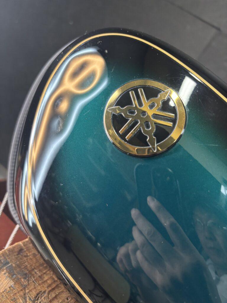 ヤマハSR400のバイクタンクをデントリペアで凹み修理前