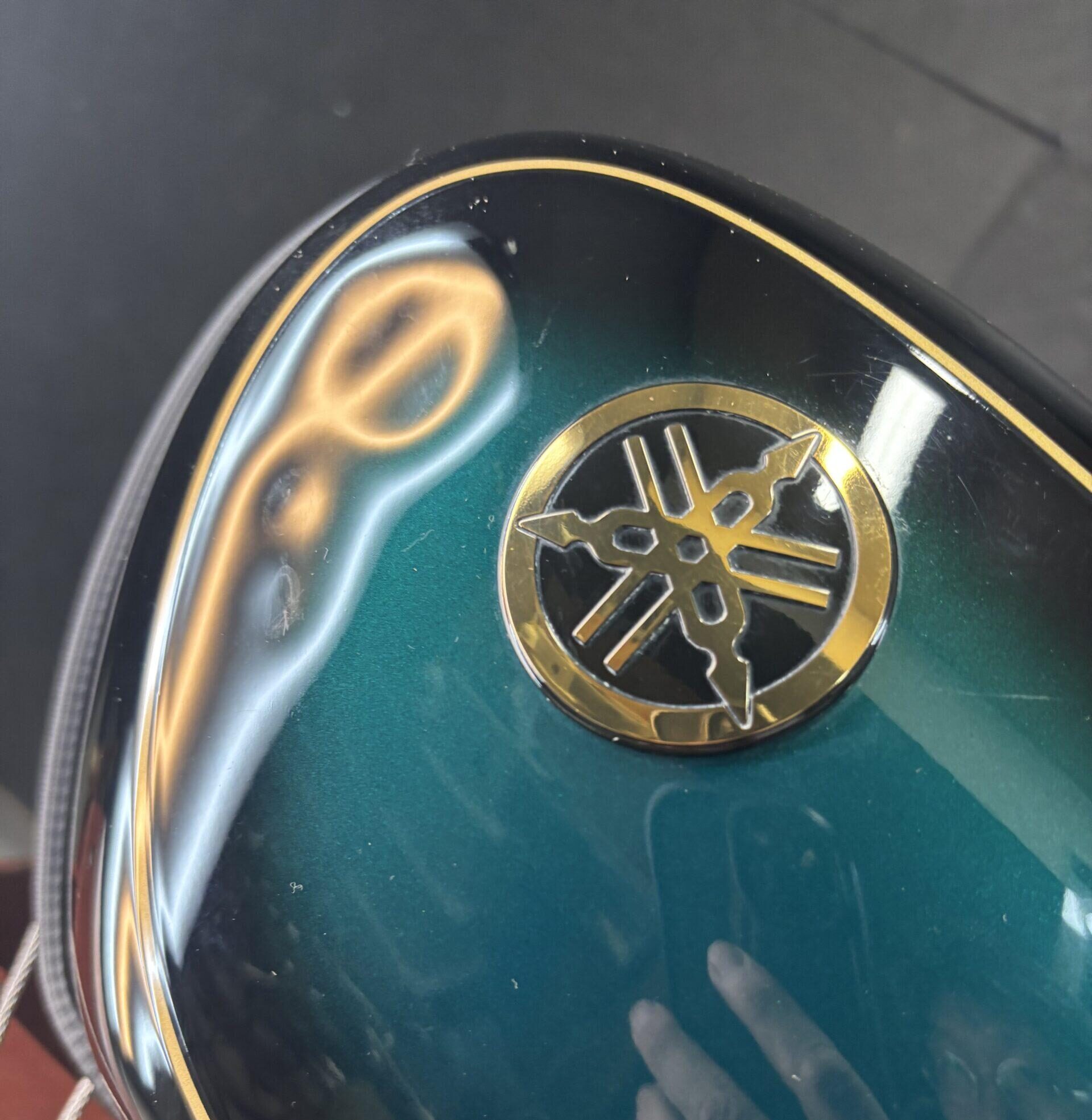 ヤマハSR400のバイクタンクをデントリペアで凹み修理前