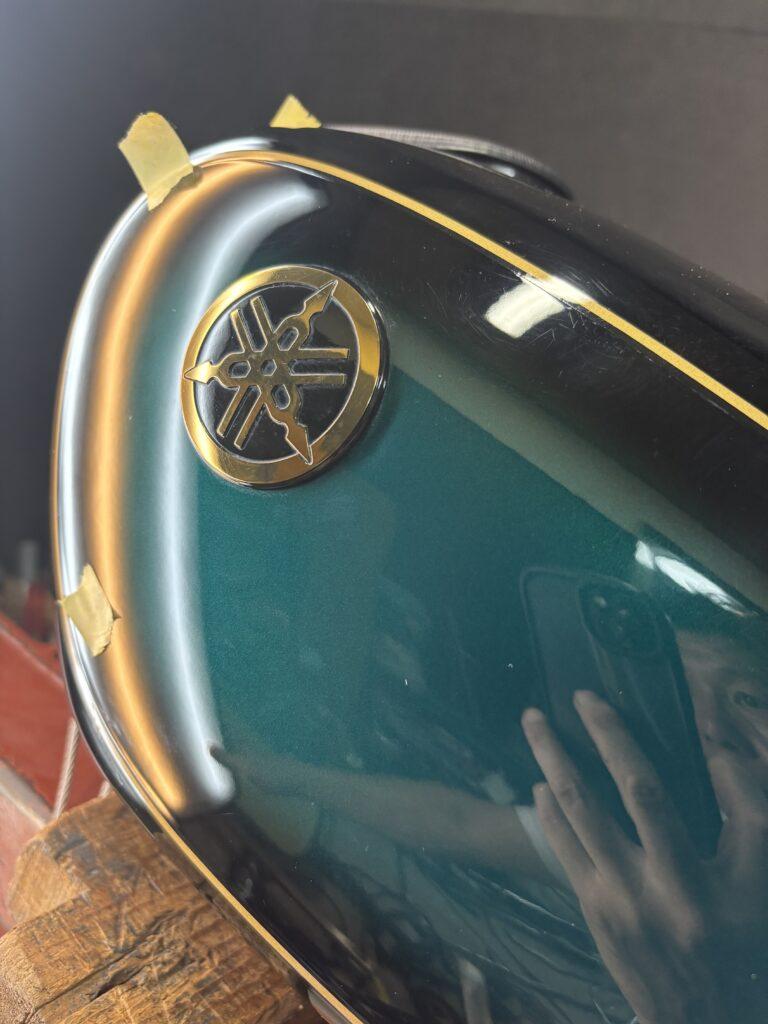 ヤマハSR400のバイクタンクをデントリペアで凹み修理後