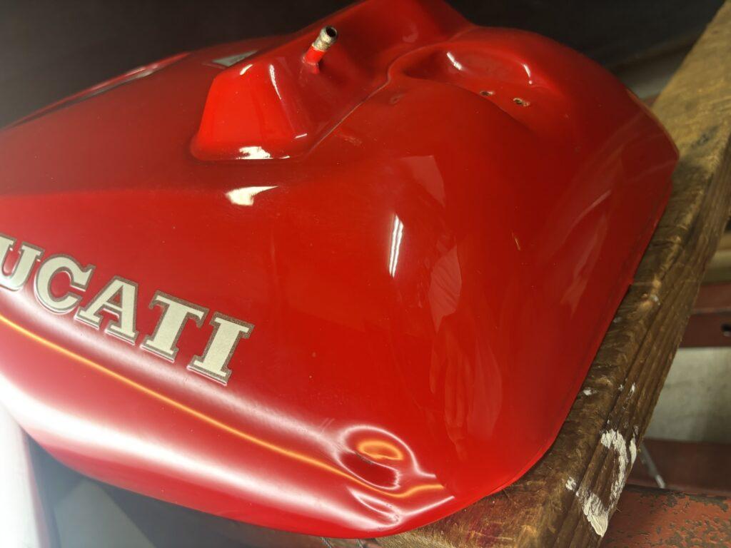 ドゥカティ900SLのバイクタンクをデントリペアで凹み修理前