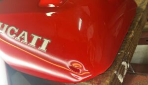 ドゥカティ900SLのバイクタンクをデントリペアで凹み修理前