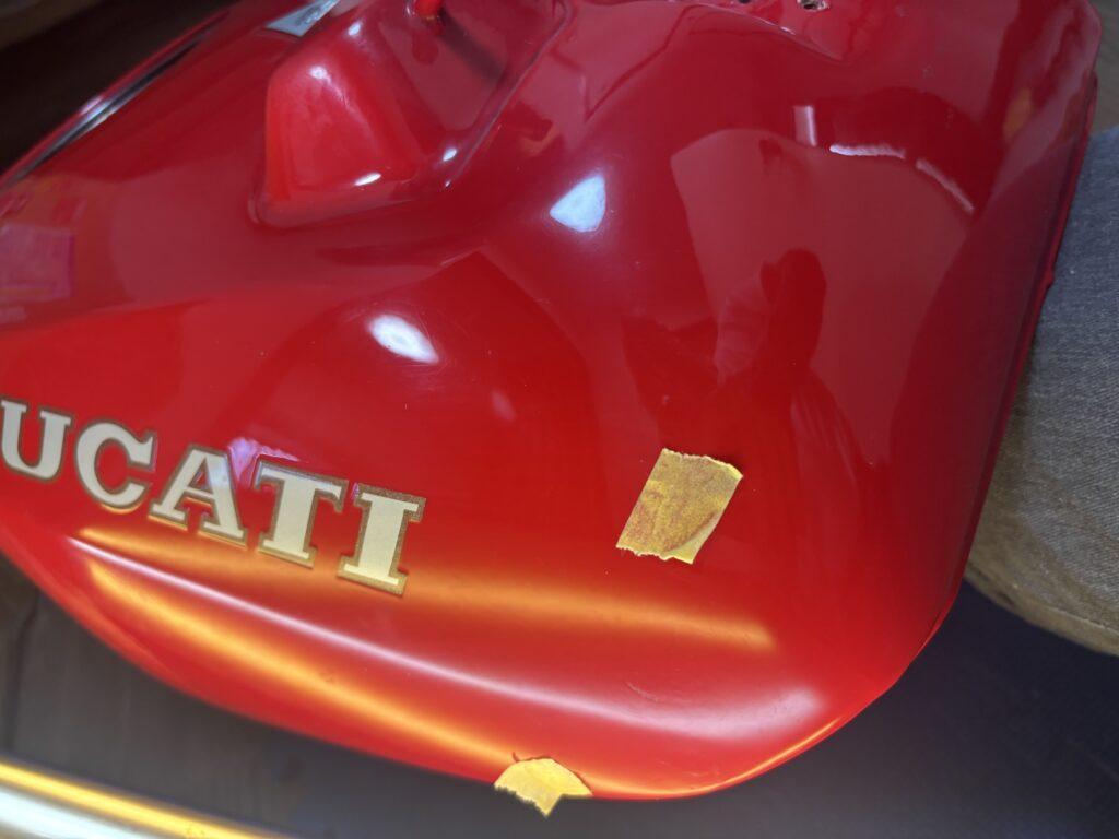 ドゥカティ900SLのバイクタンクをデントリペアで凹み修理後