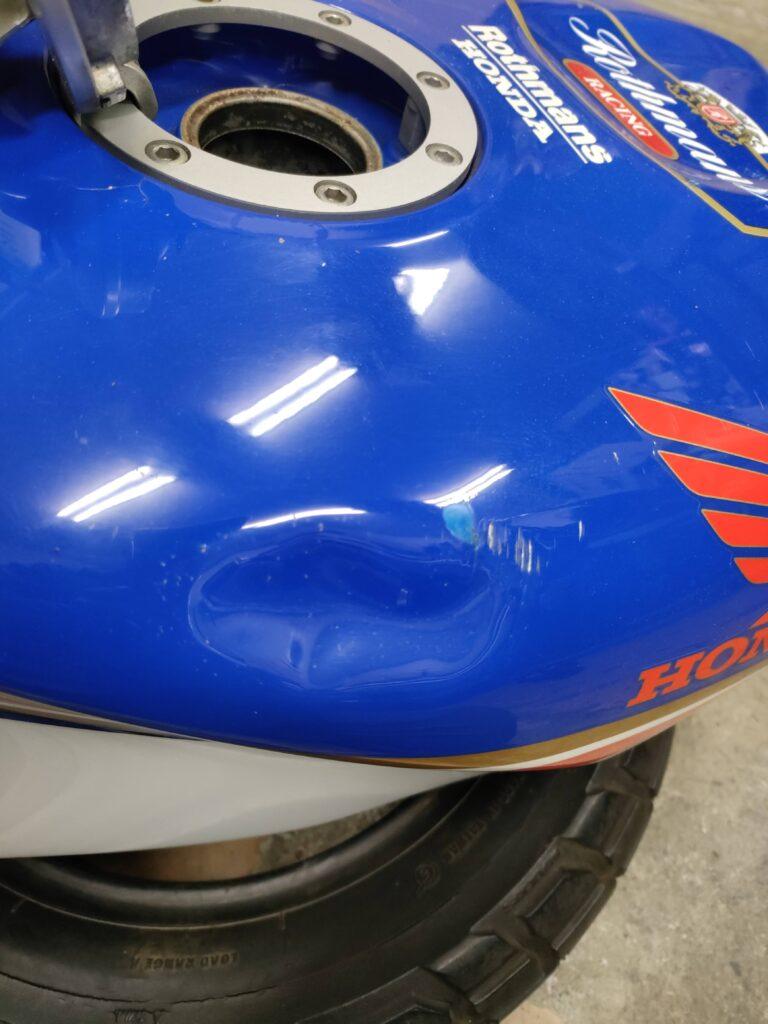 ホンダNSR250Rのバイクタンクをデントリペアで凹み修理前のお客様からの写真