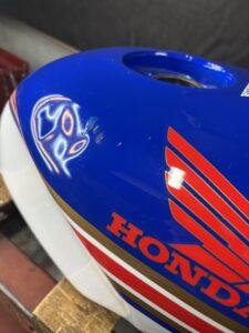 ホンダNSR250Rのバイクタンクをデントリペアで凹み修理前