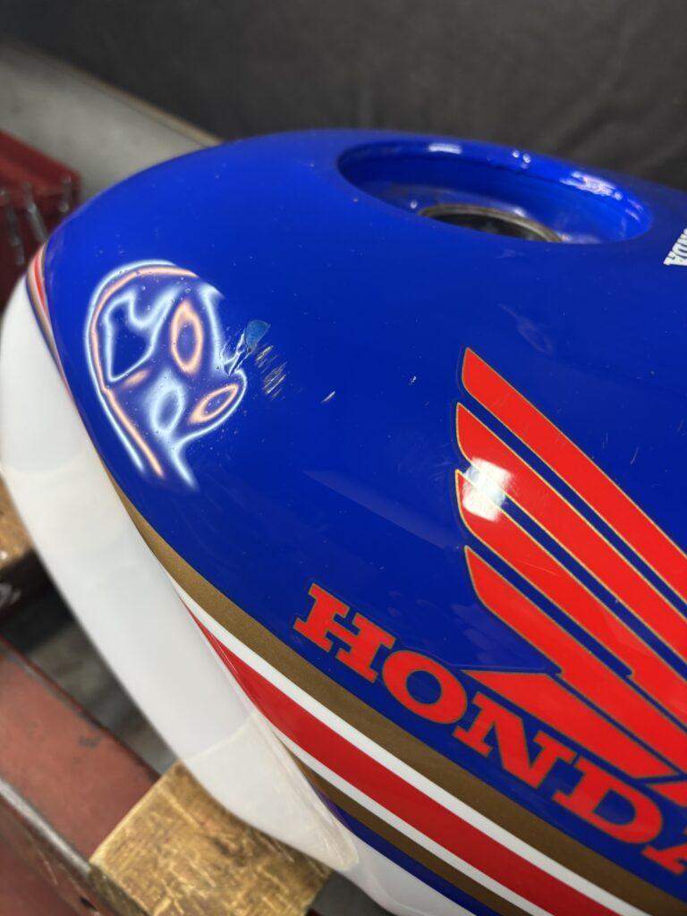 ホンダNSR250Rのバイクタンクをデントリペアで凹み修理前