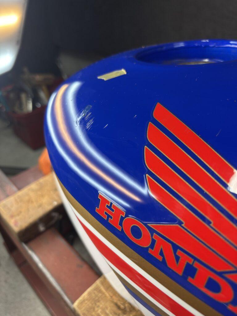 ホンダNSR250Rのバイクタンクをデントリペアで凹み修理後