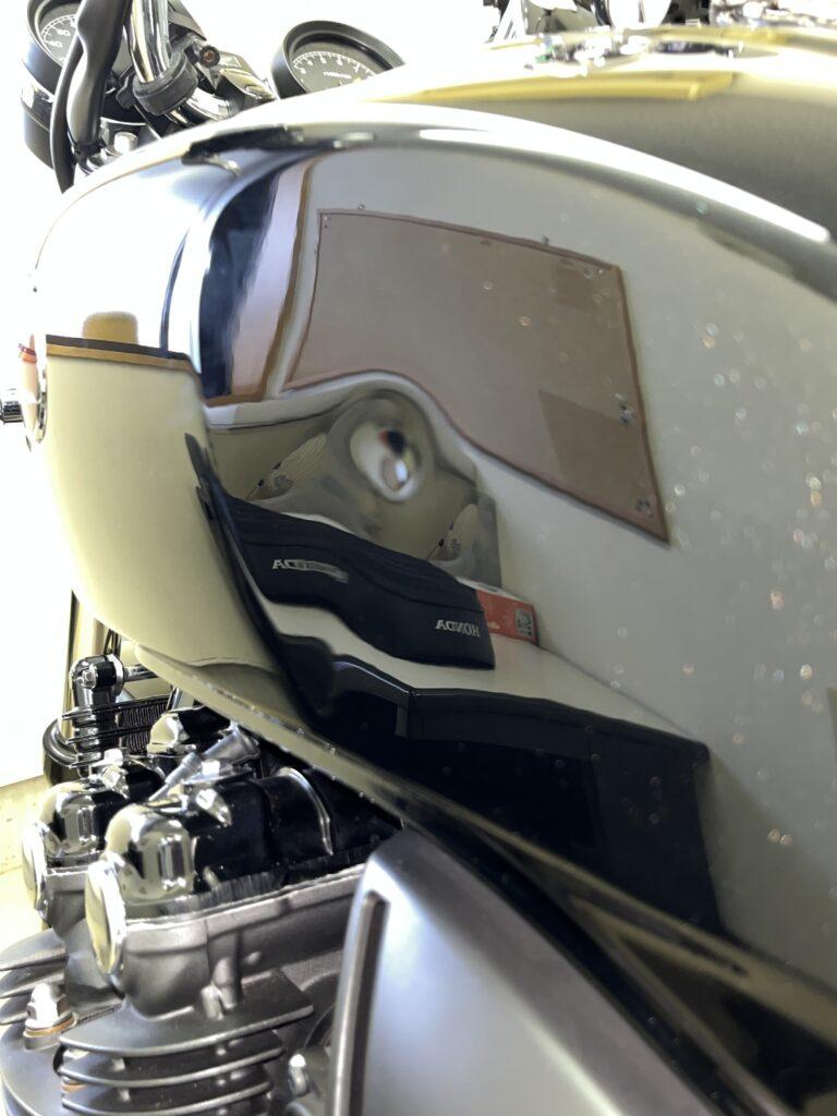 ホンダCB1100のバイクタンクをデントリペアで凹み修理前お客様からの写真
