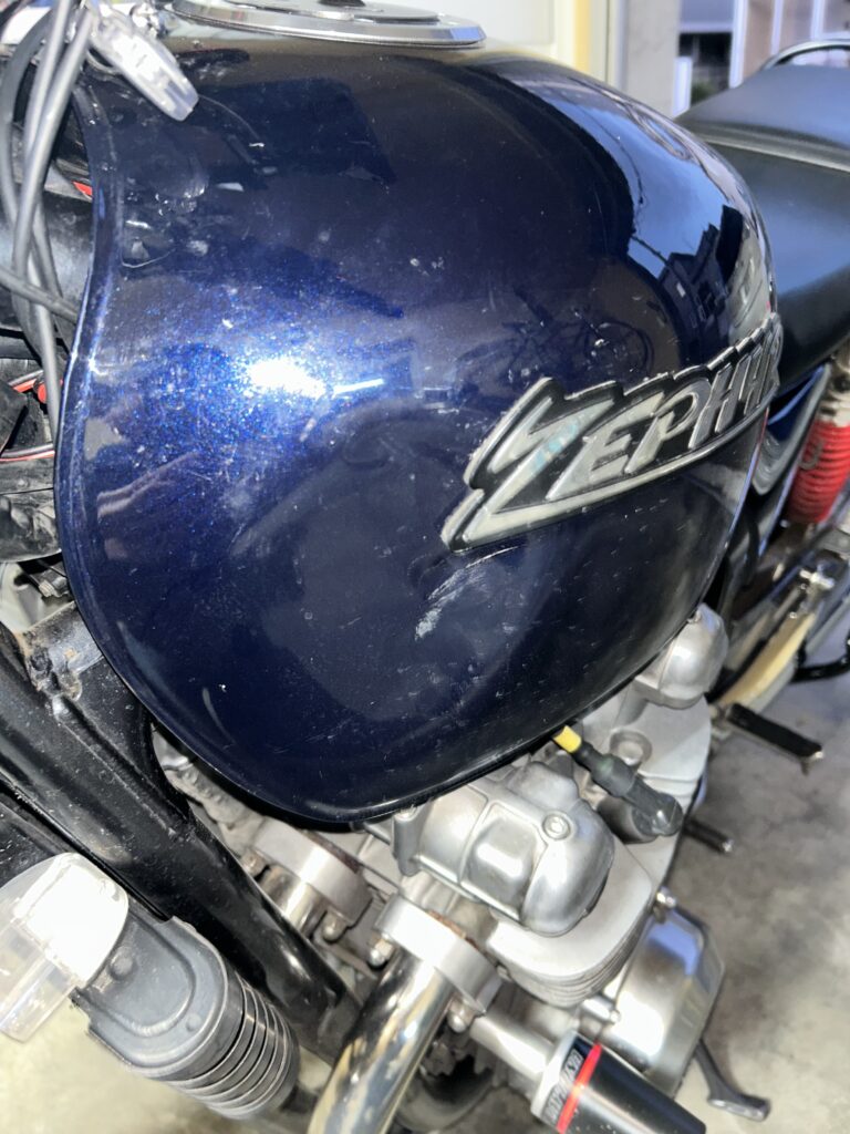 カワサキゼファー750のバイクタンクをデントリペアで凹み修理前お客様の写真