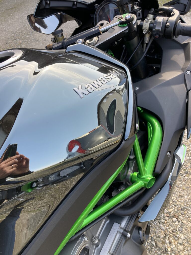 カワサキ Ninja H2のバイクタンクをデントリペアで凹み修理前お客様の写真