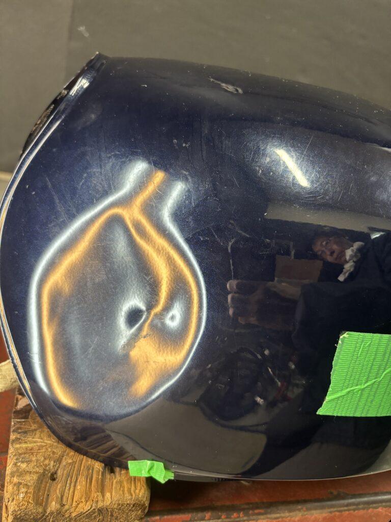 カワサキゼファー750のバイクタンクをデントリペアで凹み修理前