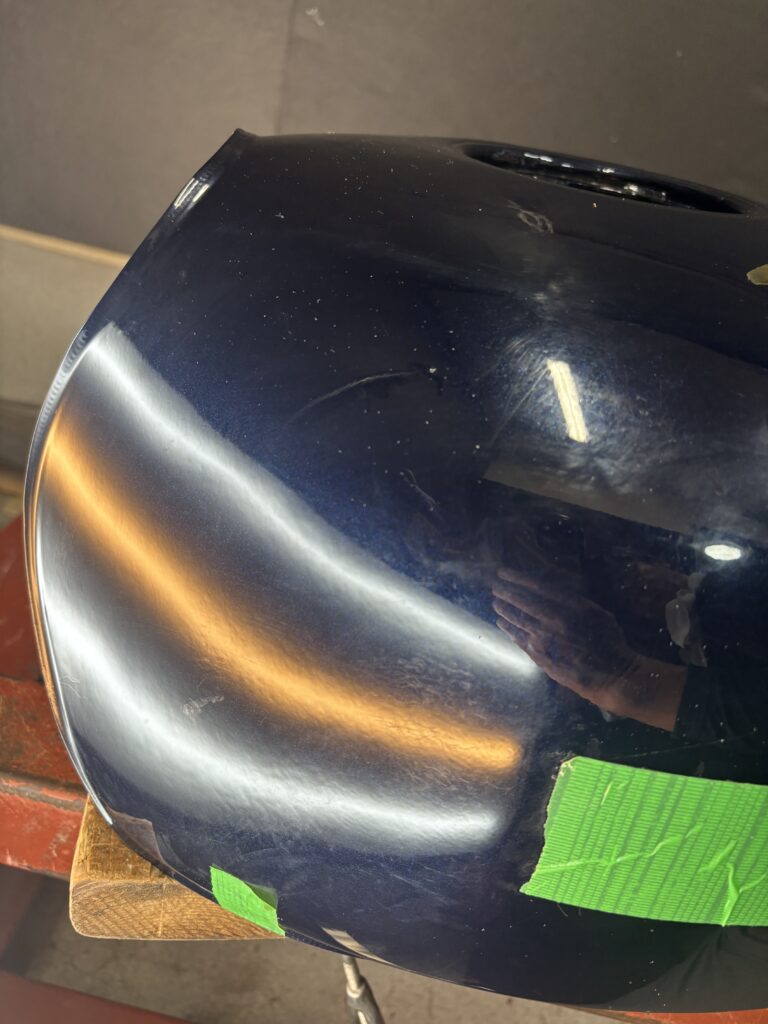 カワサキゼファー750のバイクタンクをデントリペアで凹み修理後
