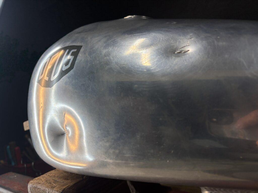 SR400カスタムアルミタンクのデントリペアを凹み修理前