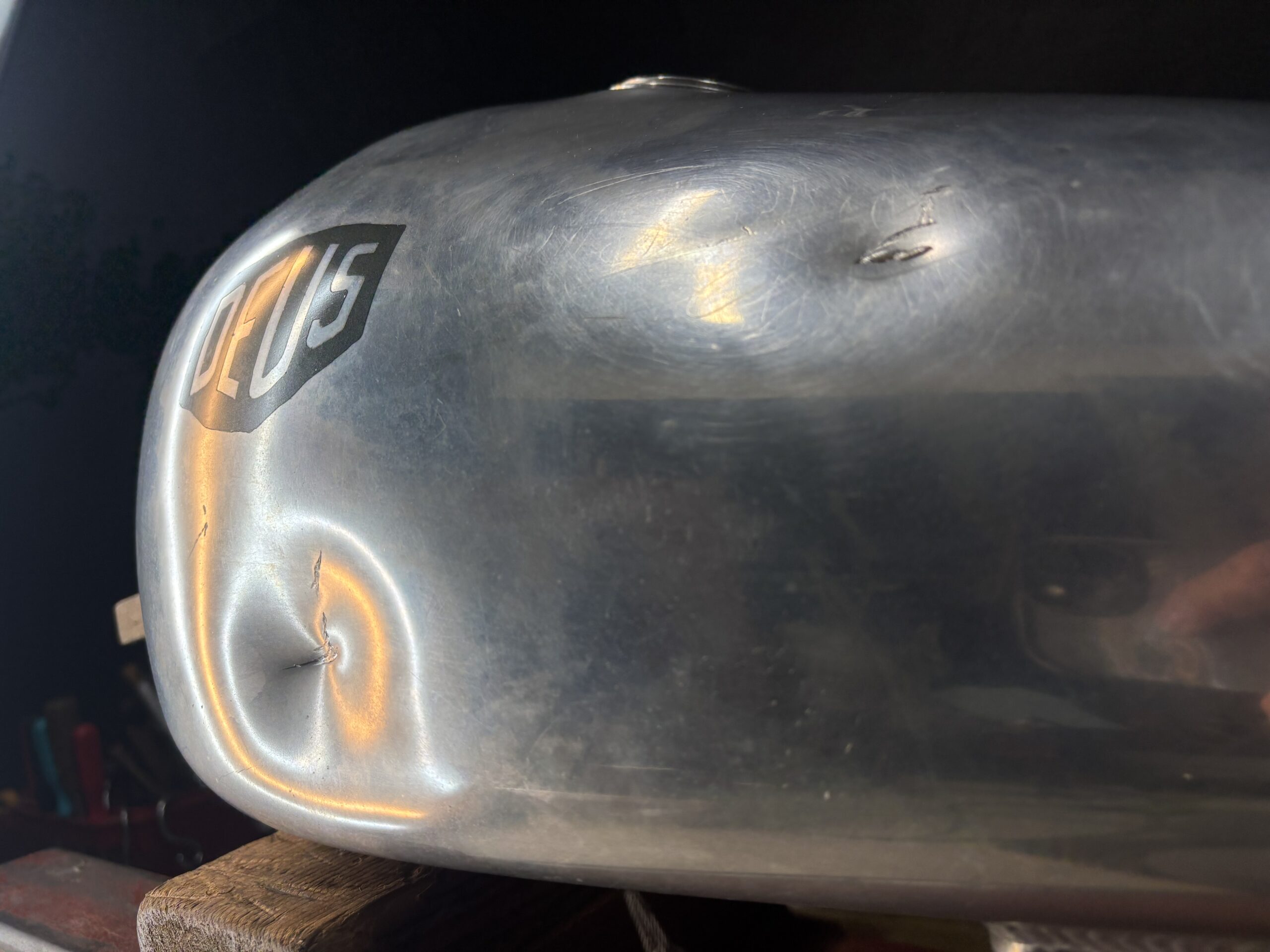 SR400カスタムアルミタンクのデントリペアを凹み修理前