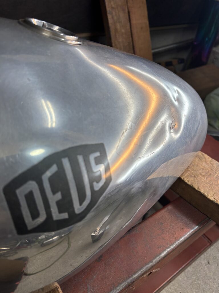 SR400カスタムアルミタンクのデントリペアを凹み修理前2