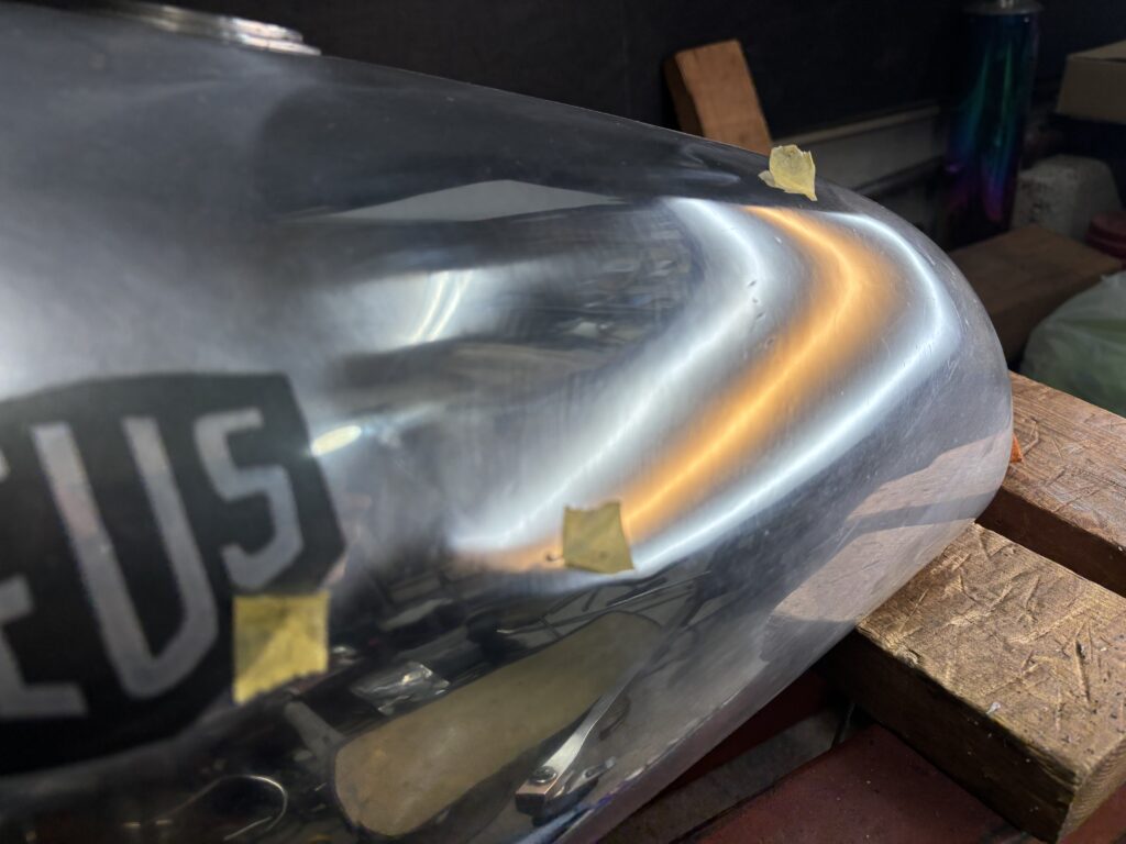 SR400カスタムアルミタンクのデントリペアを凹み修理後2