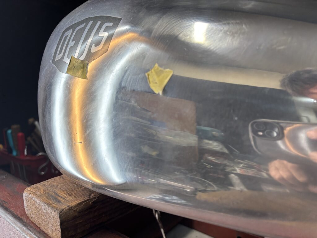 SR400カスタムアルミタンクのデントリペアを凹み修理後