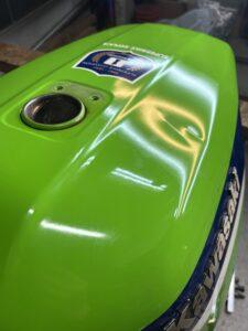 カワサキ Z1000R2のバイクタンクをデントリペアで凹み修理前