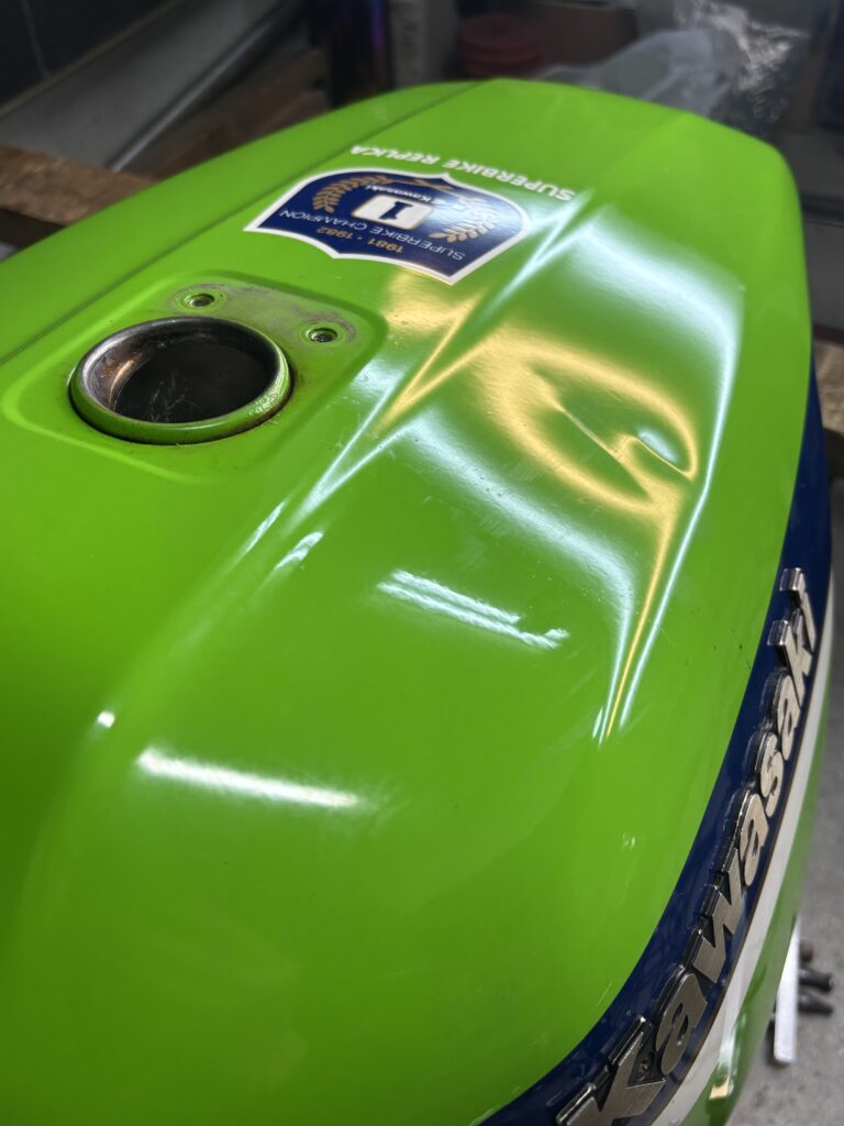 カワサキ Z1000R2のバイクタンクをデントリペアで凹み修理前
