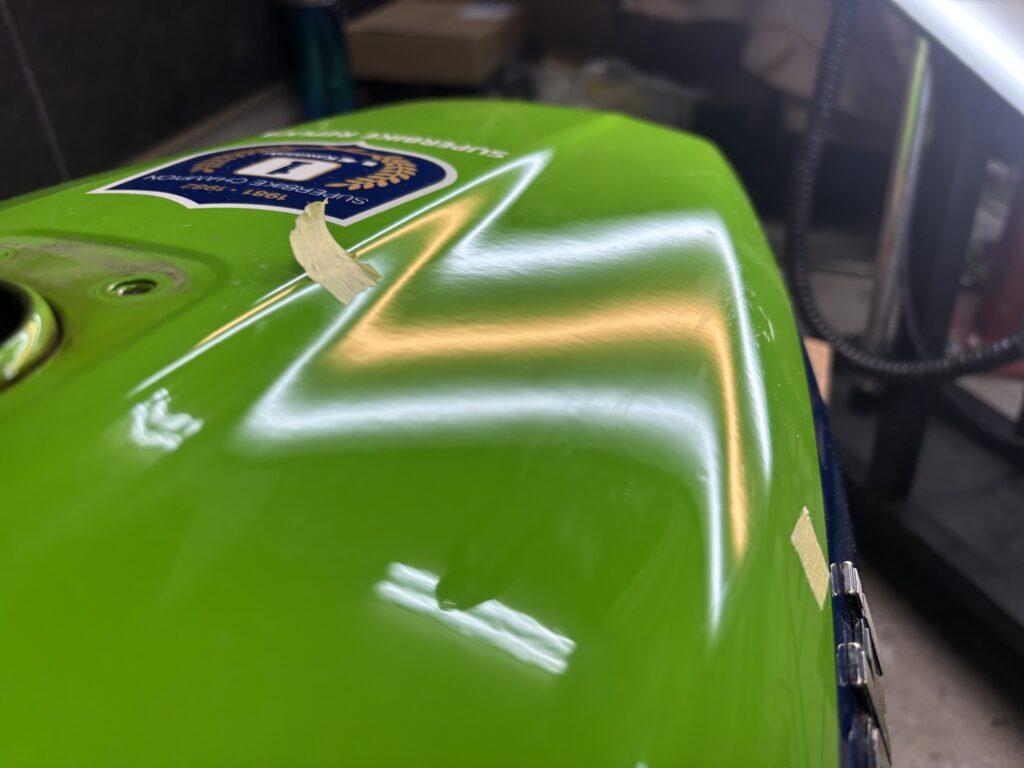 カワサキ Z1000R2のバイクタンクをデントリペアで凹み修理後