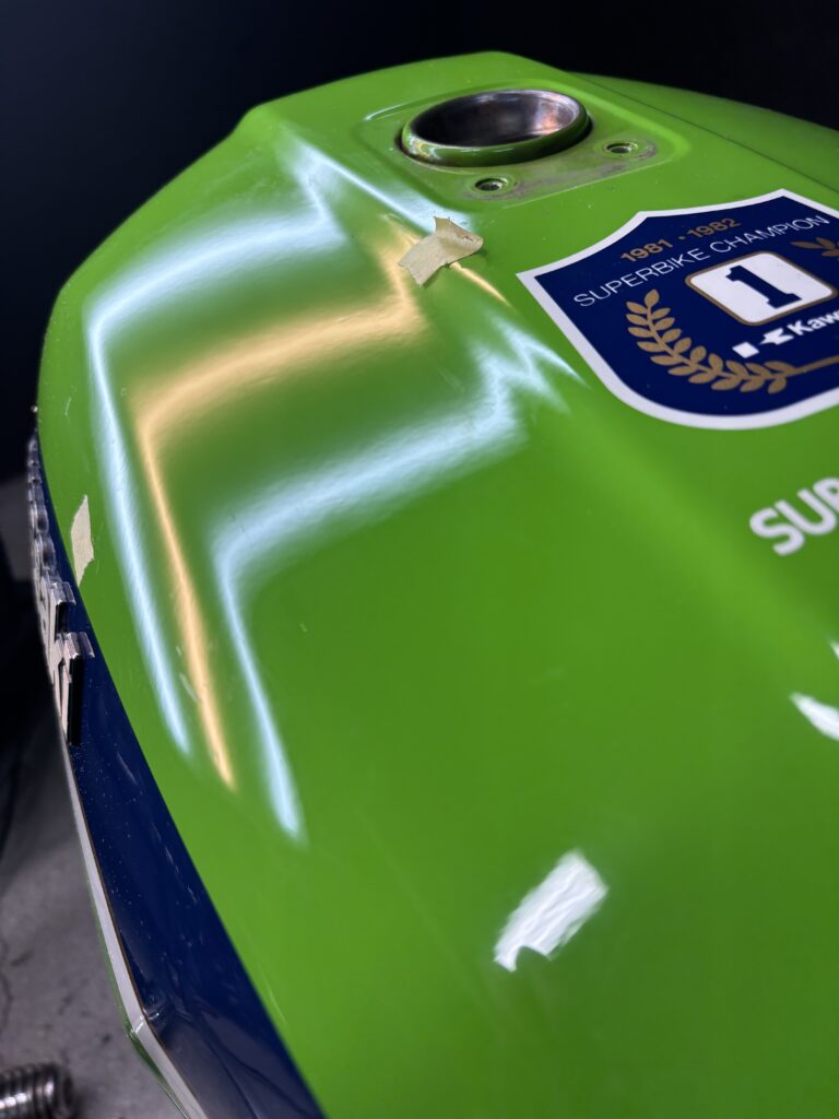 カワサキ Z1000R2のバイクタンクをデントリペアで凹み修理後2