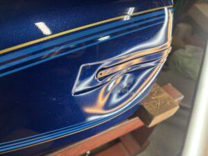 カワサキKZ650のバイクタンクをデントリペアで凹み修理前エンブレム