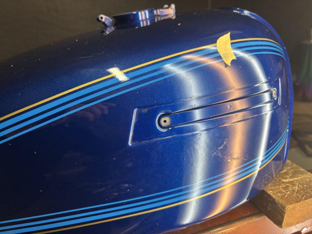 カワサキKZ650のバイクタンクをデントリペアで凹み修理後エンブレム