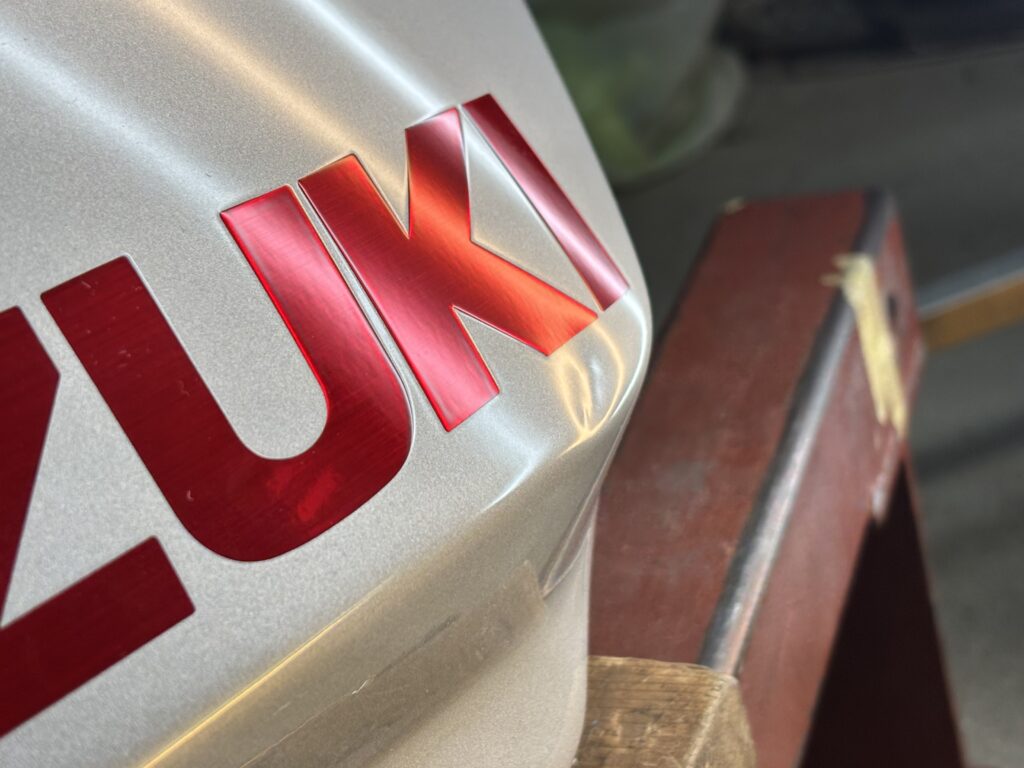 スズキGSX1100Sカタナのバイクタンクをデントリペアで凹み修理前