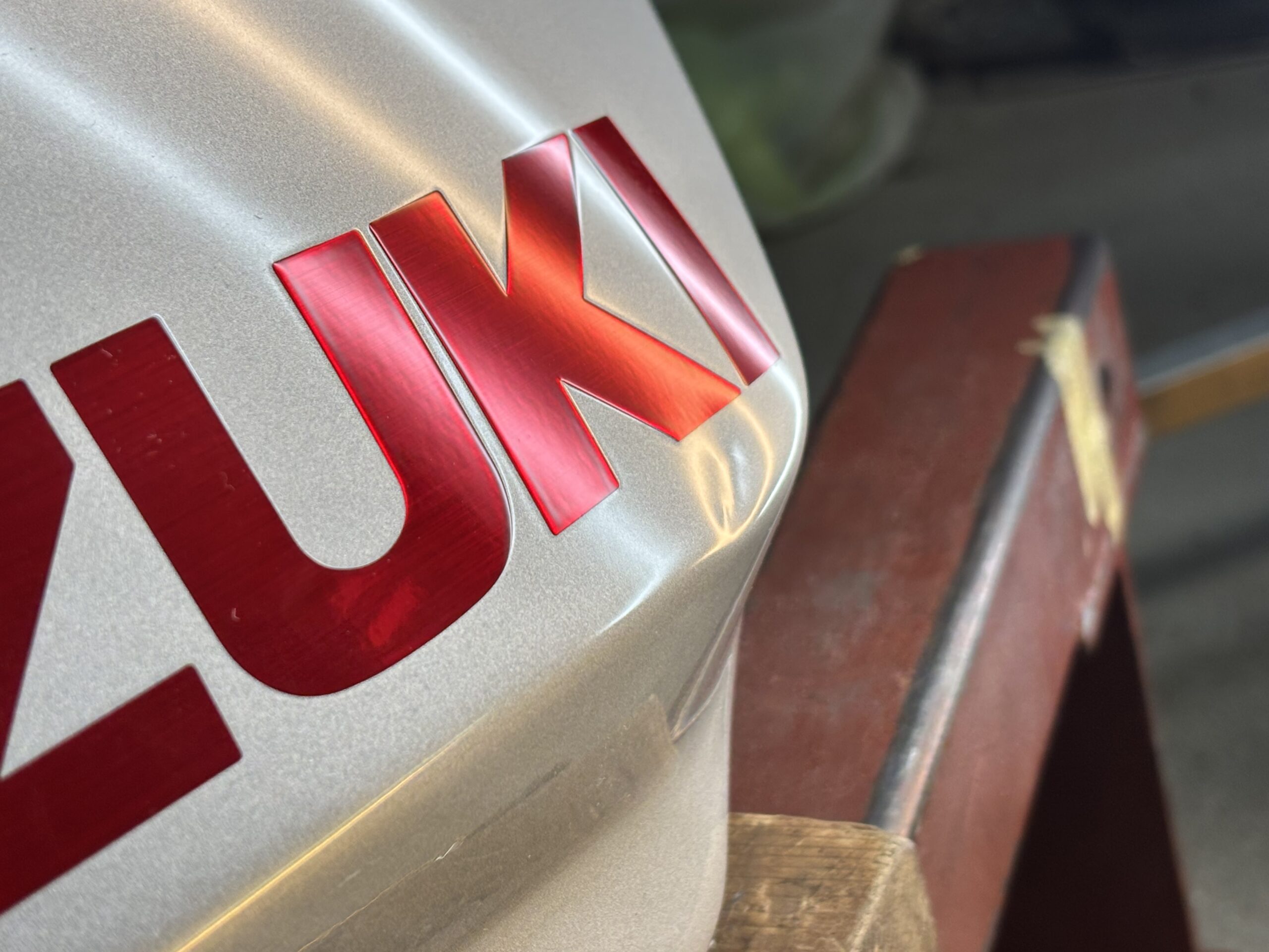 スズキGSX1100Sカタナのバイクタンクをデントリペアで凹み修理前