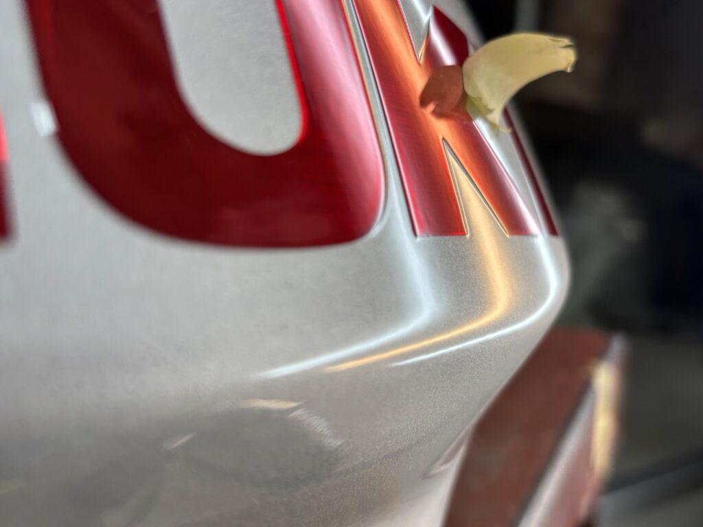 スズキGSX1100Sカタナのバイクタンクをデントリペアで凹み修理後