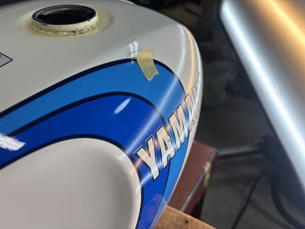 ヤマハRZ350のバイクタンクをデントリペアで凹み修理後