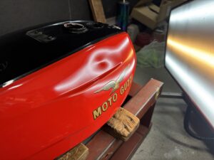 モト・グッツィ V35イモラのバイクタンクをデントリペアで凹み修理前