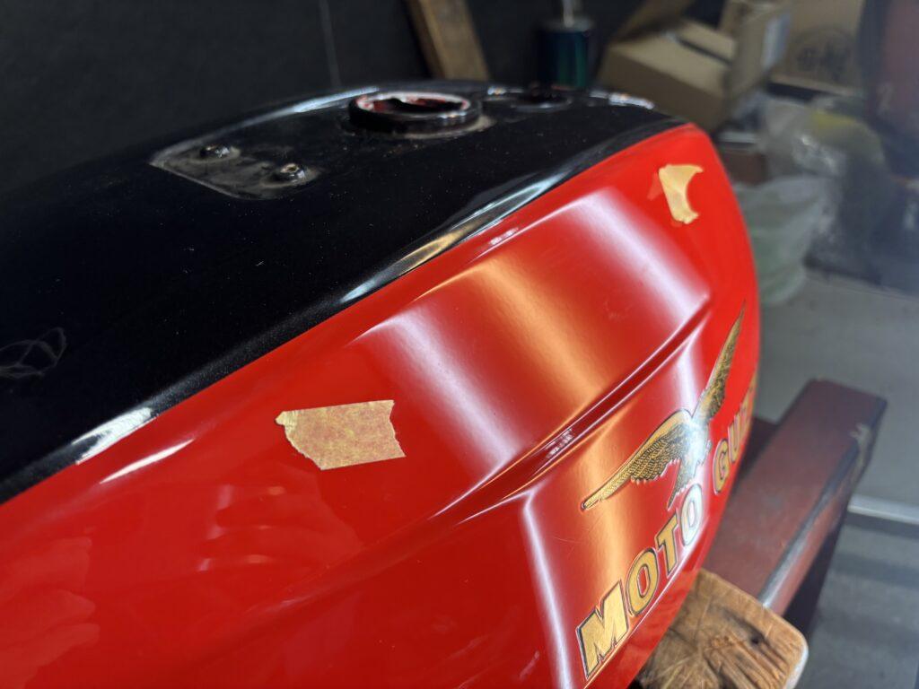 モト・グッツィ V35イモラのバイクタンクをデントリペアで凹み修理後