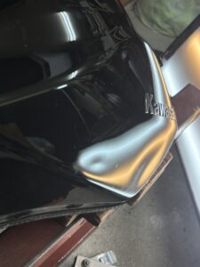 カワサキ Ninja H2のバイクタンクをデントリペアで凹み修理前