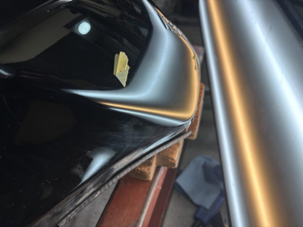 カワサキ Ninja H2のバイクタンクをデントリペアで凹み修理前1