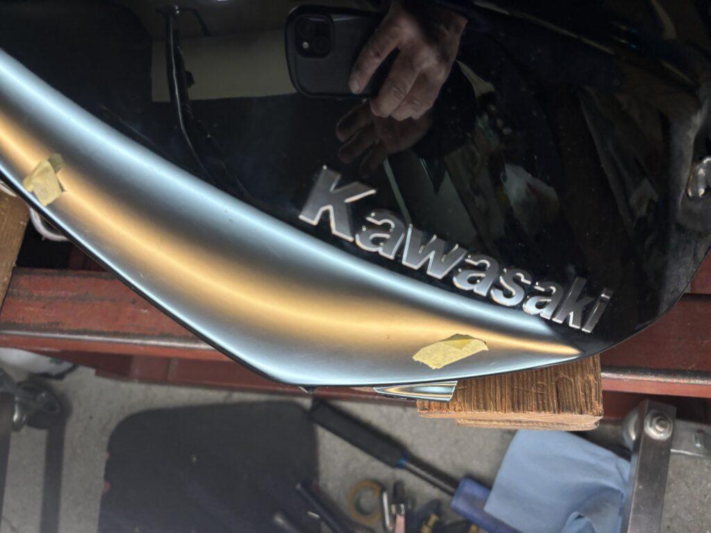 カワサキ Ninja H2のバイクタンクをデントリペアで凹み修理前2