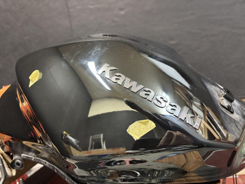 カワサキ Ninja H2のバイクタンクをデントリペアで凹み修理前普通に見た写真