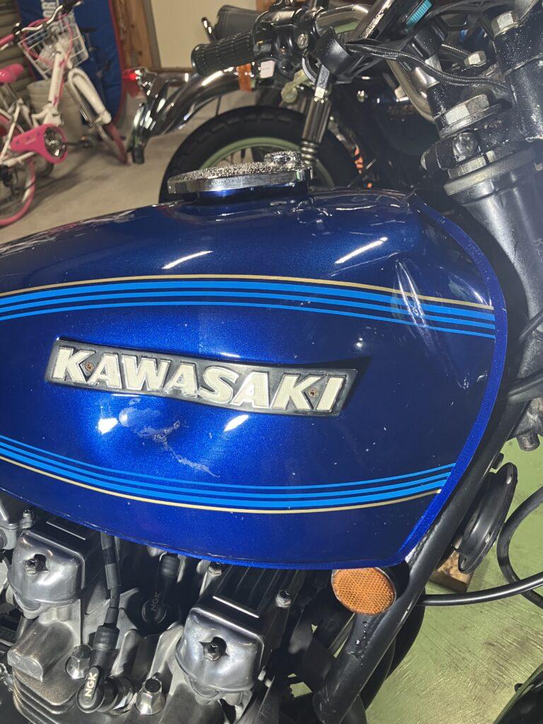 カワサキKZ650のバイクタンクをデントリペアで凹み修理前お客様の写真