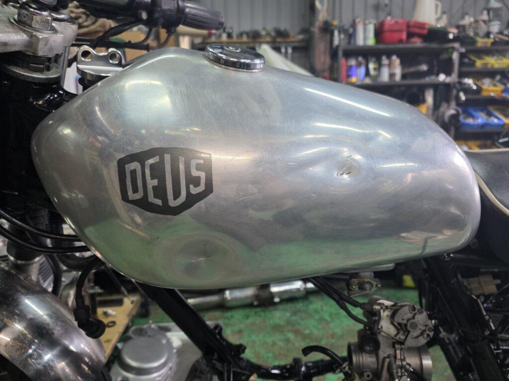 SR400カスタムアルミタンクのデントリペアを凹み修理前お客様の写真