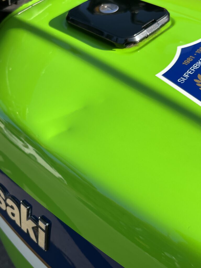 カワサキ Z1000R2のバイクタンクをデントリペアで凹み修理前お客様の写真