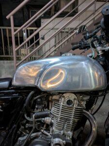 SR400のアルミタンクをデントリペアで凹み修理前お客様の写真