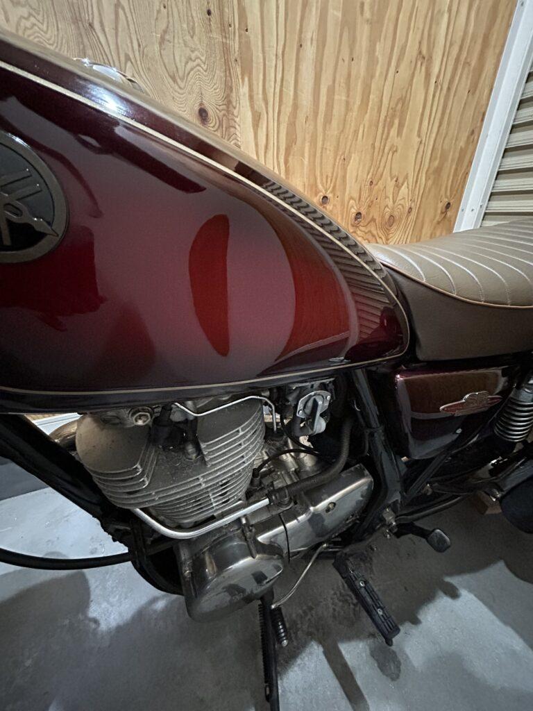 ヤマハSR400のバイクタンクをデントリペアで凹み修理前お客様からの写真