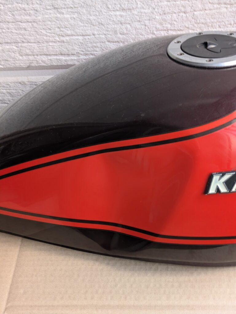 カワサキ ゼファーχのバイクタンクをデントリペアで凹み修理前お客様の写真