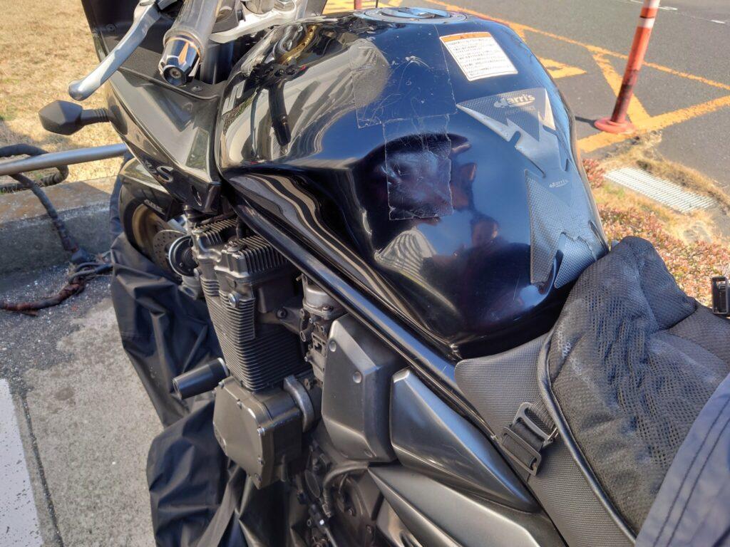 スズキ バンディット1200Sのバイクタンクをデントリペアで凹み修理前お客様の写真