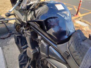 スズキ バンディット1200Sのバイクタンクをデントリペアで凹み修理前お客様の写真