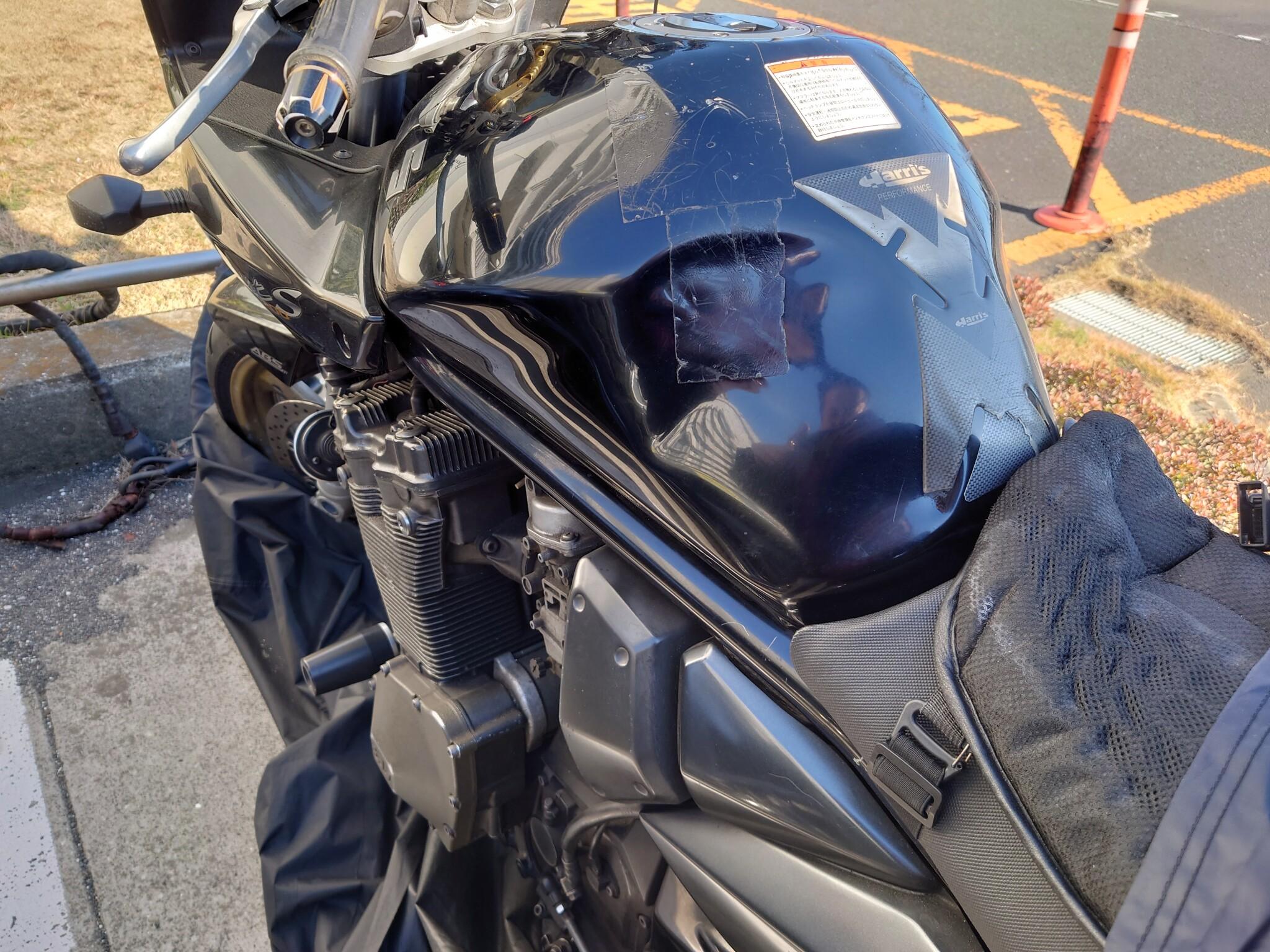 スズキ バンディット1200Sのバイクタンクをデントリペアで凹み修理前お客様の写真