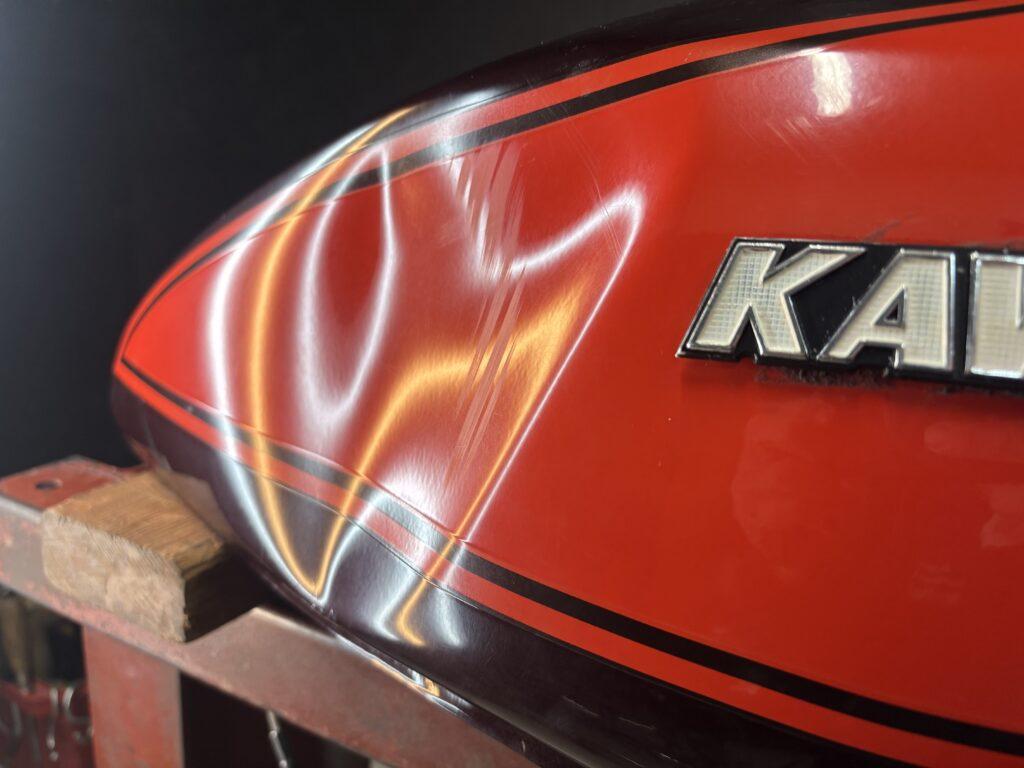 カワサキ ゼファーχのバイクタンクをデントリペアで凹み修理前